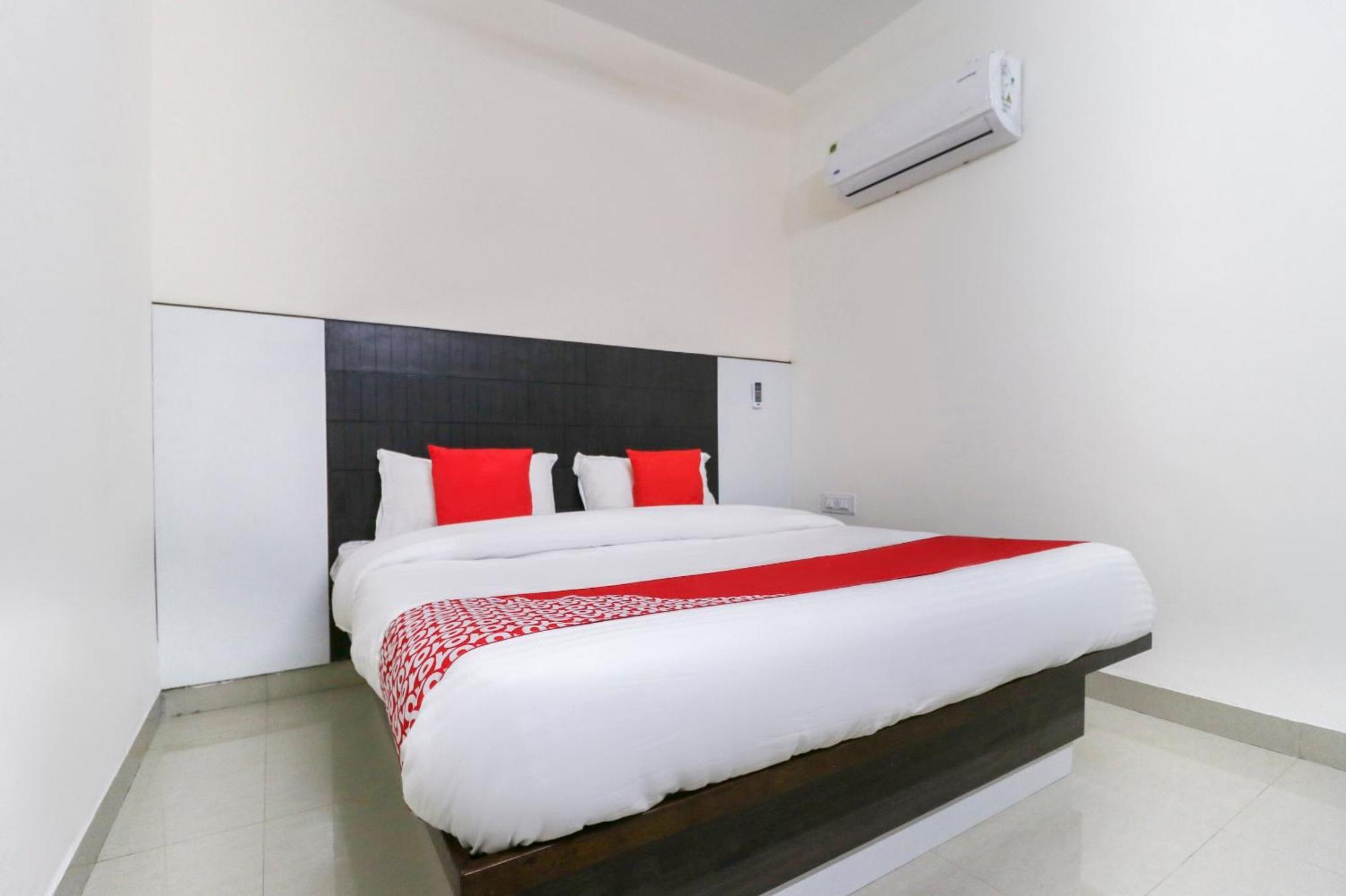 Hotel O Red Ark Landran Esterno foto